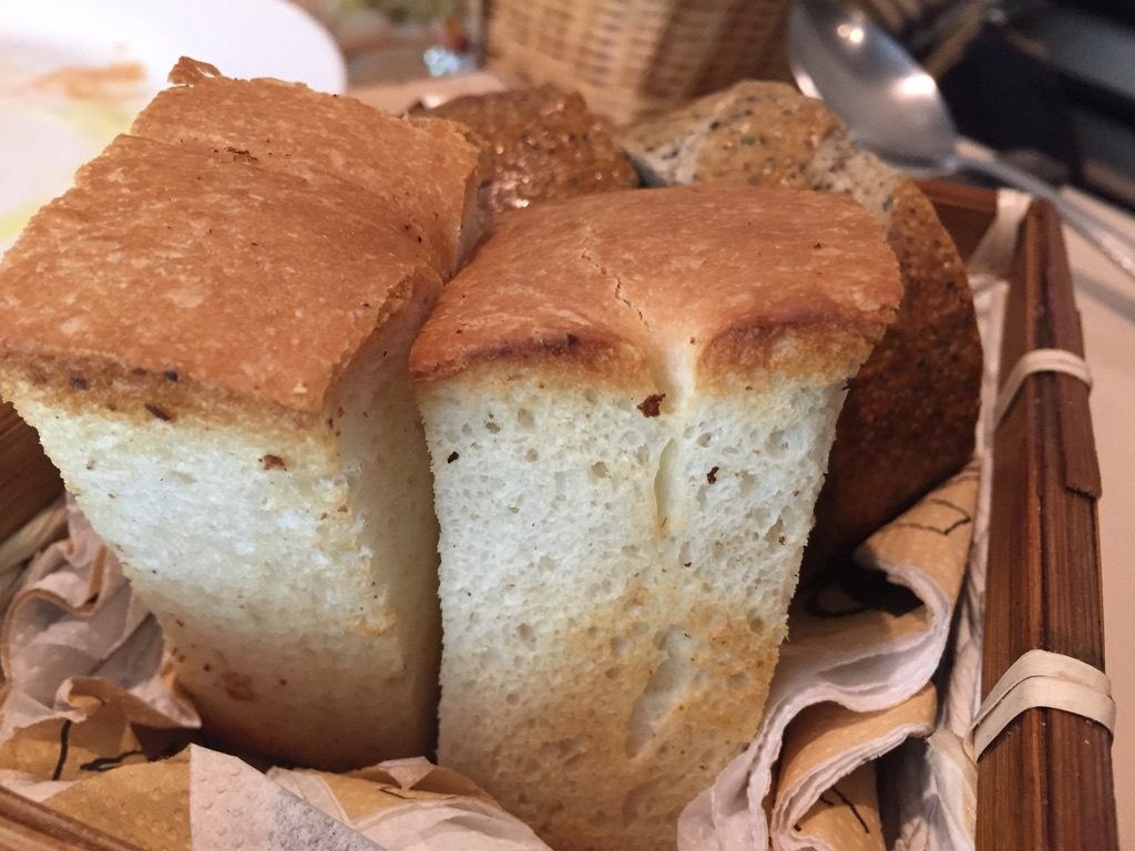 カポクラッセ　自家製パン