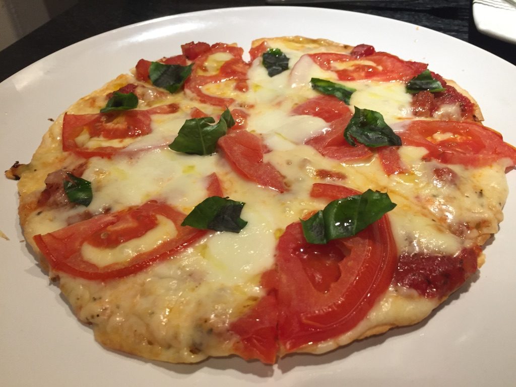 ビアンドアイ　トマトとモッツァレラの極薄ピザ