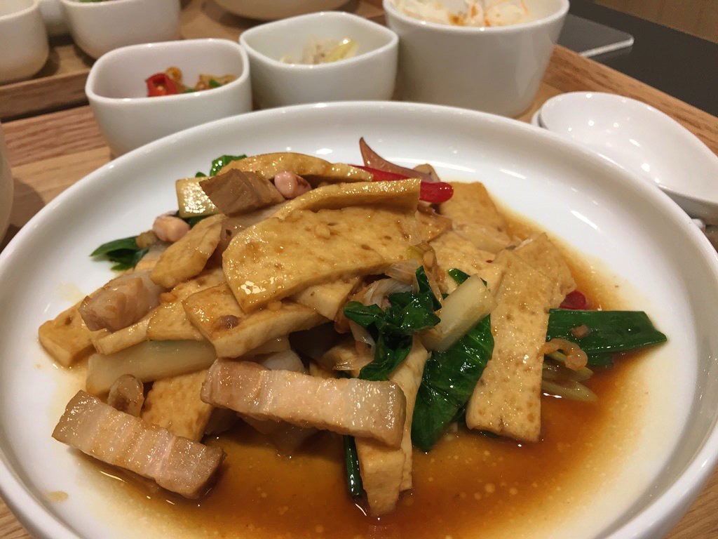 食習の豚肉と干し豆腐の炒め定食